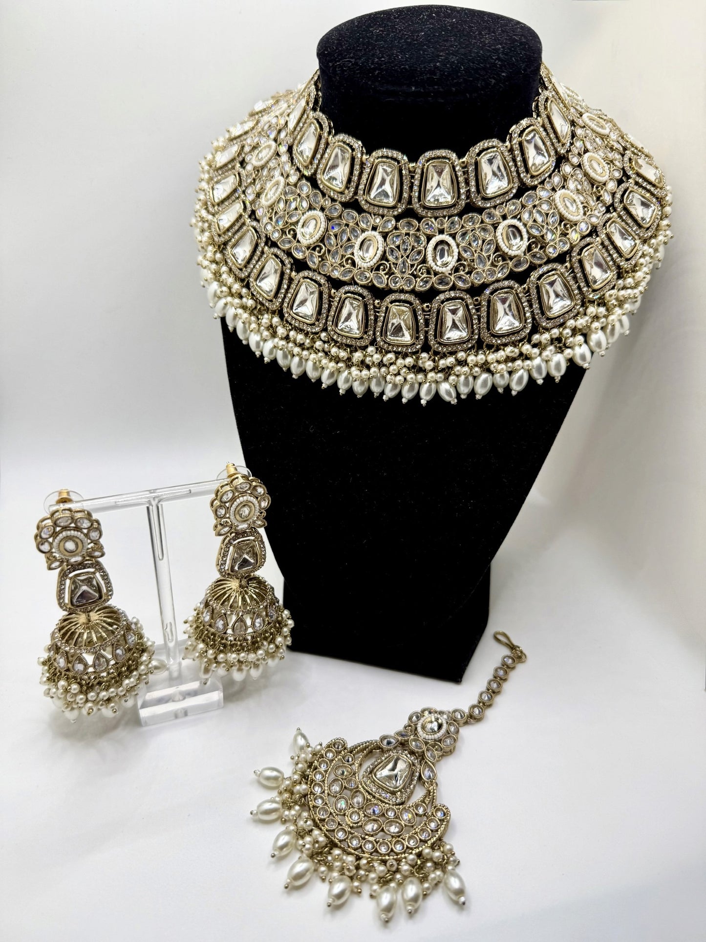 Modish Ova Bridal Necklace Set