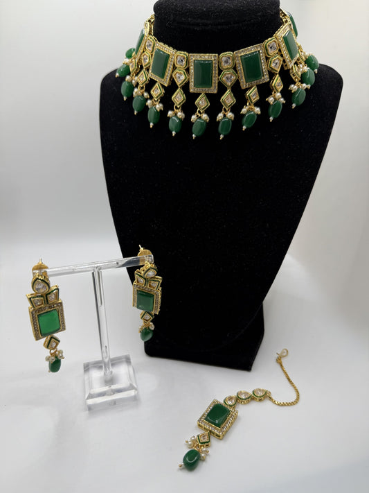 Modish Lyra Necklace Set