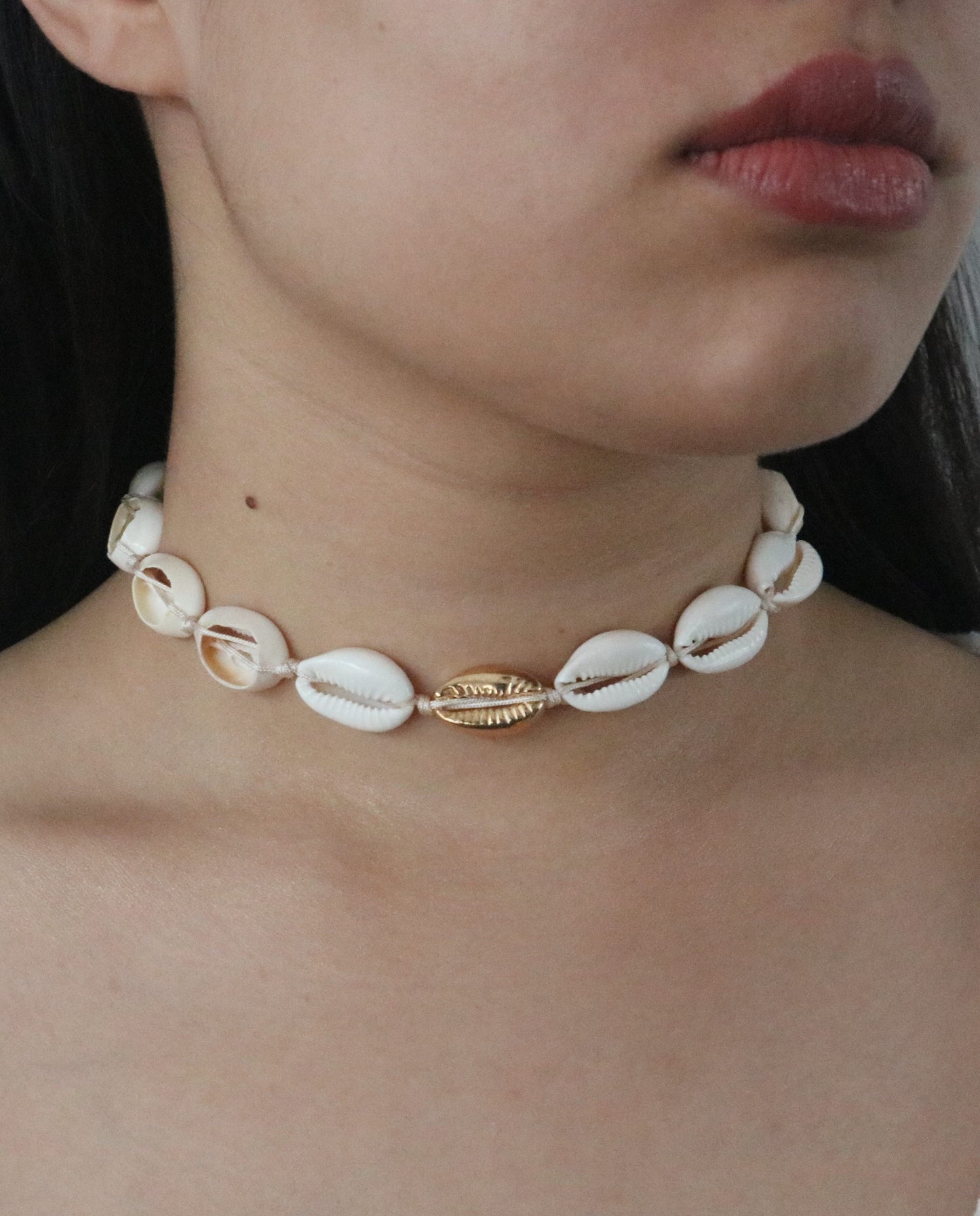 Modish Shell Choker