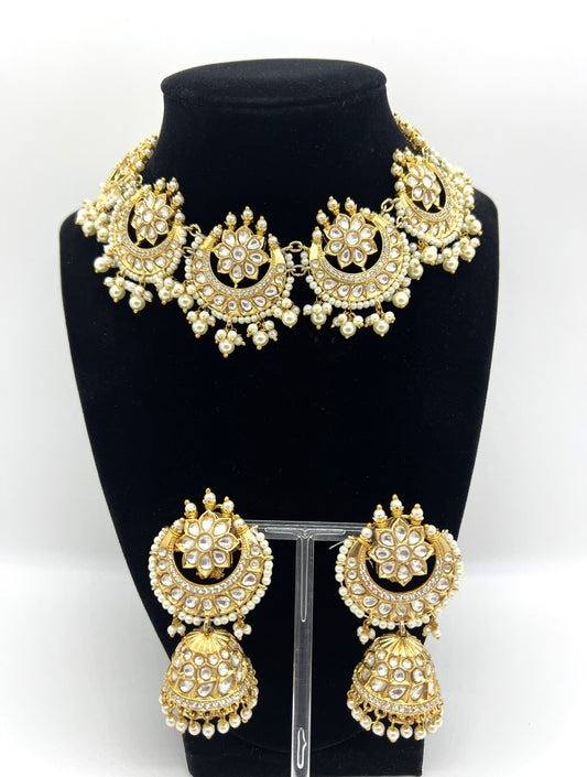 Modish Kundan Necklace and Earring Set